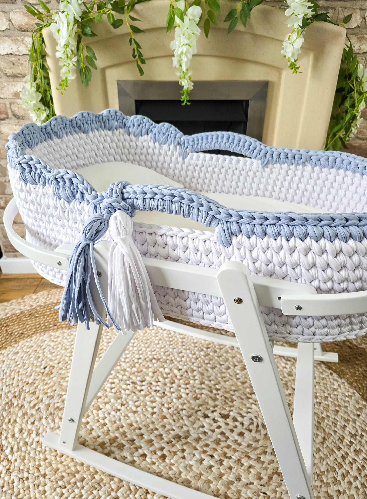 Scalloped Edge Moses Basket with Alternative Trim colour.