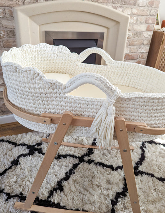 Scalloped Edge Moses Basket with Stand