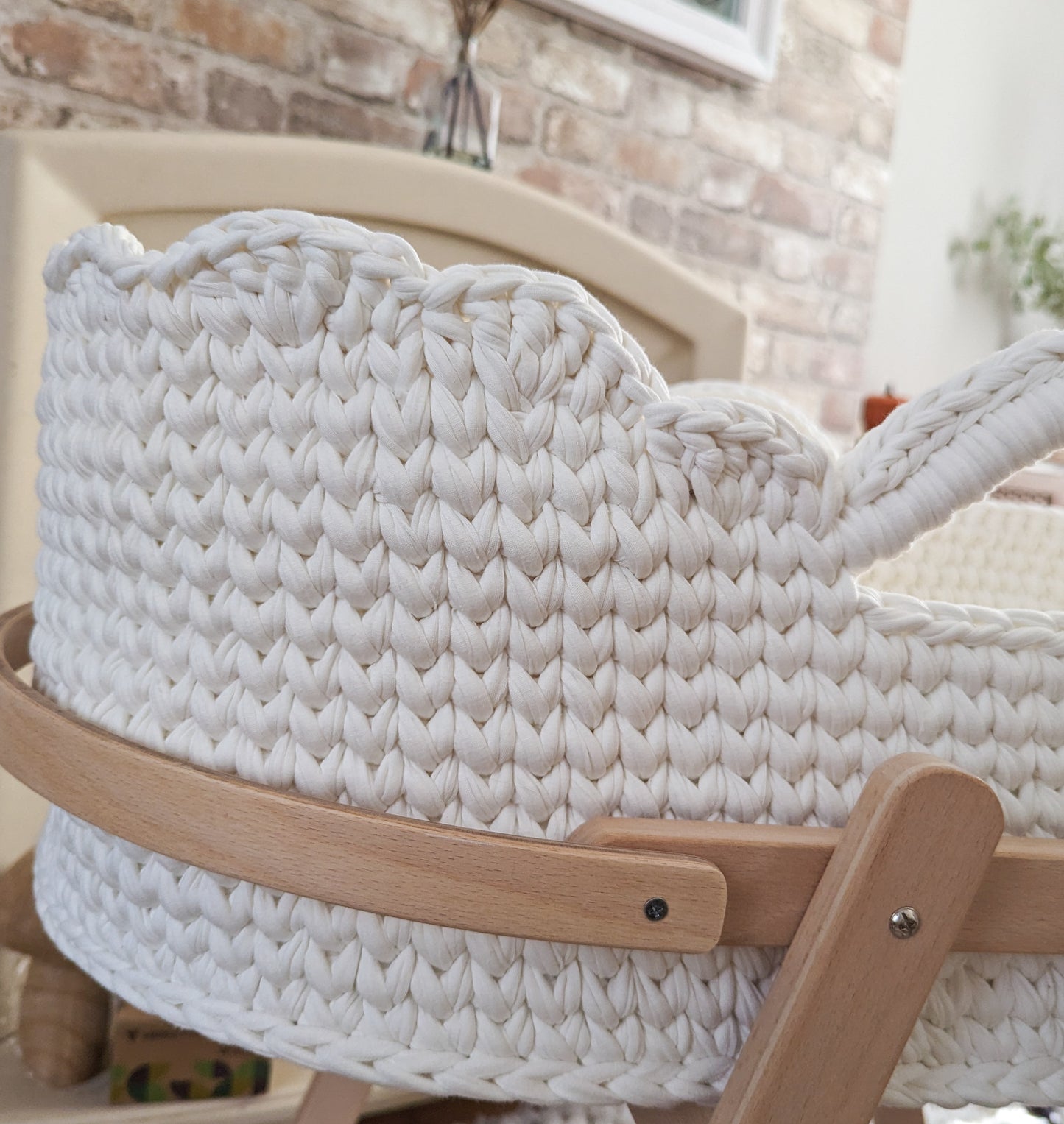 Scalloped Edge Moses Basket with Stand